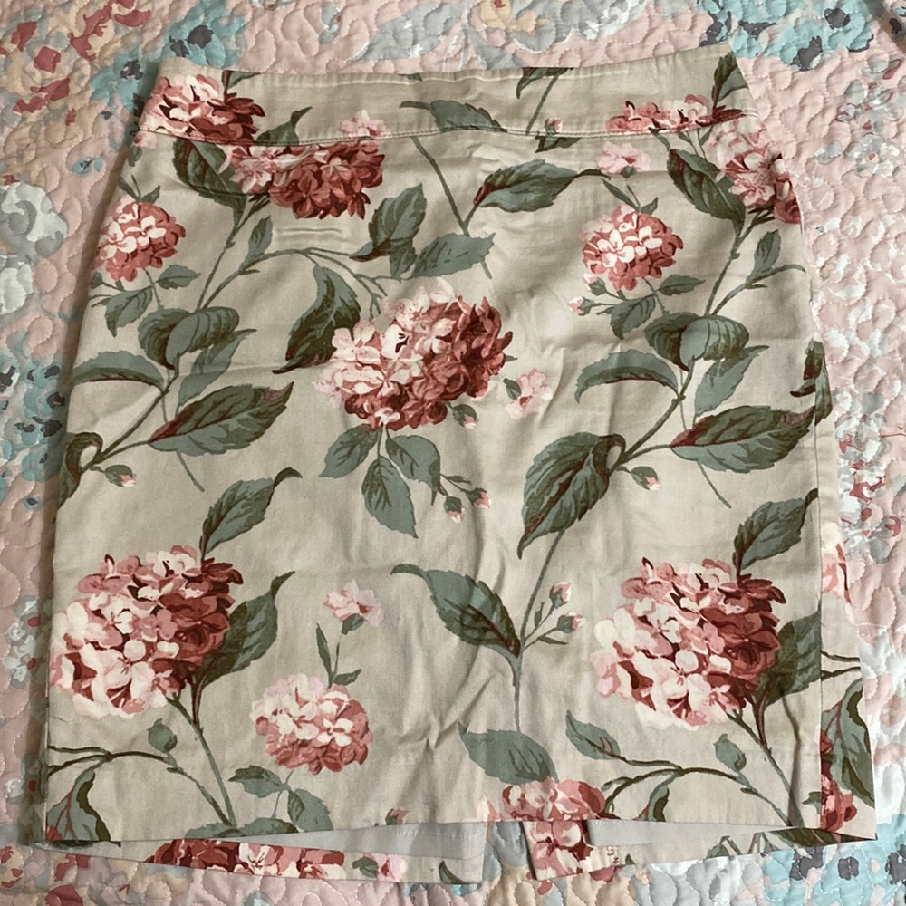 LOFT Skirt, Size 8, Beautiful Floral, 100% cotton, Ann Taylor